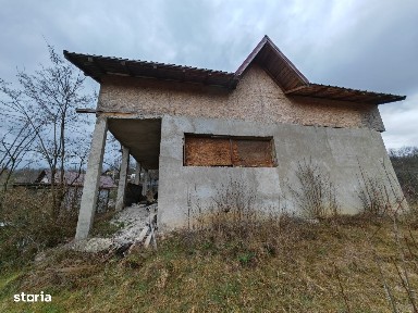 Casa la rosu, Magura