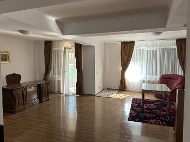 Proprietar Inchiriez vila 4