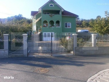 Casa individuala 220mp utili, 110mp beci, 2000mp teren zona Petrom Vii