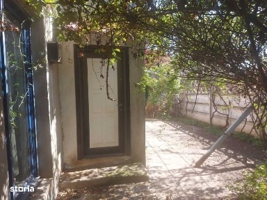 Inchiriez casa la curte, cu 3 camere