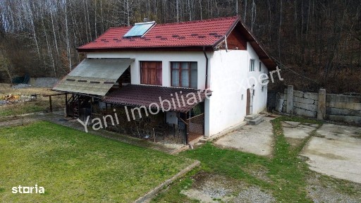 Casă de vacanță / Pensiune de vânzare în Curtea de Argeș.