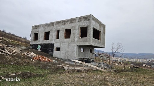 Casa la rosu de vanzare
