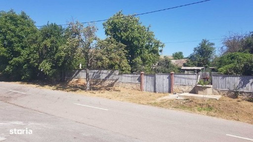 Vand casa cu iesire la 2 strazi,2 locuri de casa in com.Slava Cercheza