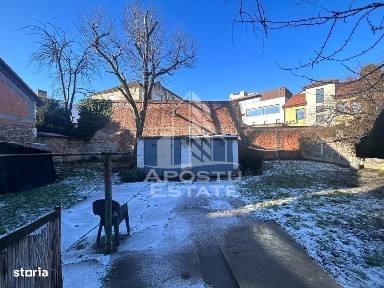 Casa cu 929 mp teren pretabil pentru investitie in zona Centrala.