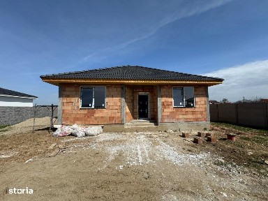 Case noi 2 sau 3 camere + 5.5 ari teren Lazuri