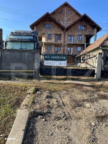Duplex la rosu in Luna, langa Campia Turzii