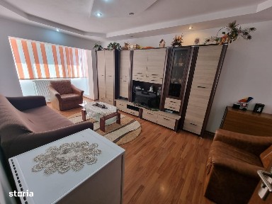 Apartament cu 3 camere, localizat în zona de jos a orașului.