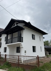 Casă recent renovată de vânzare în Domnești, Argeș