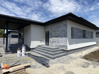 Casa noua 4 camere, teren 430 mp si panouri fotovoltaice! Comision 0%!