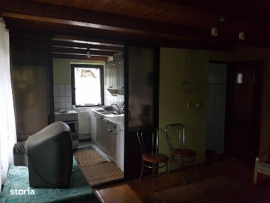 Inchiriez apartament la curte