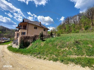 Casa spatioasa cu 6 camere si teren generos, langa padure - Valea Ursu