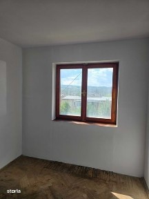 Vând apartament 3 camere intrari separate in Hunedoara