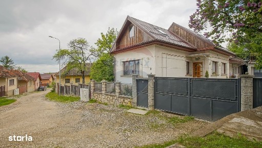 Casa individuala cu doua corpuri, teren 1000mp