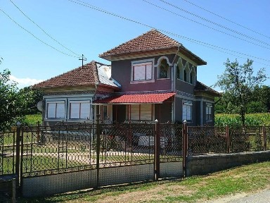 Vand casa cu etaj, dependinte si anexe gospodaresti