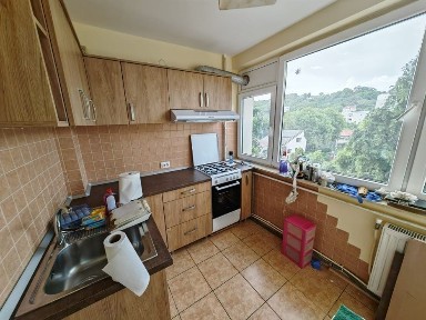 Inchiriez apartament 3 camere zona liceului O. Ghibu
