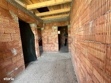 RECO Casa la rosu, la iesire din Les, langa padure