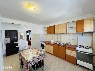 Ap. 3 camere - decomandat, et. intermediar, 65 mpu + balcon