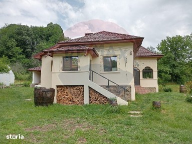 Vanzare casa 4 camere-microferma, cu panouri fotovoltaice