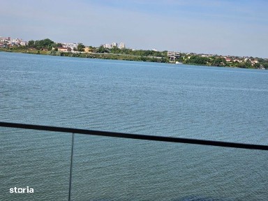 Apartament deosebit, vedere frontala catre Lac-centrul statiunii Mama