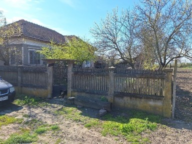 Casa de locuit si teren de vanzare