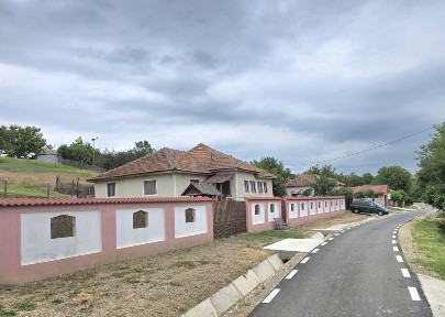 Vând casă bătrânească sau schimb cu apartament Strehaia,Simian Motru