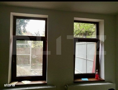 Casa 2 camere curte comuna cu acces separat zona centrala