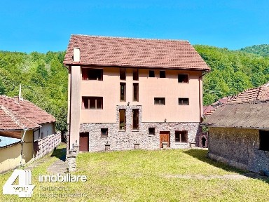 Clădire în Moneasa cu 9 camere: pensiune, azil bătrâni, casă vacanță