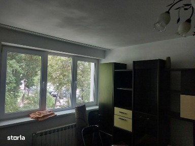 Apartament 3 camere semidecomandat strada Petre Ispirescu.