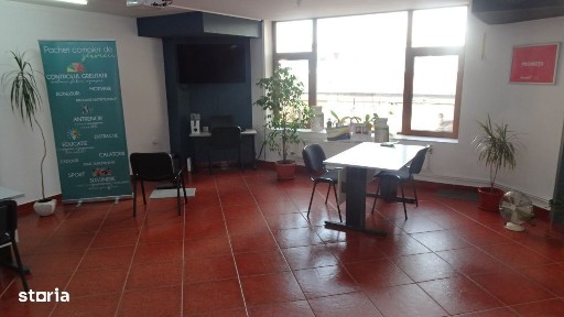 Vand spatiu comercial in Deva, ultracentrala, (Bld Decebal), etaj 1