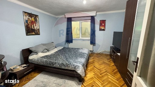 Vila de vânzare în Rucăr - 9 camere, grădină generoasă, zonă liniștită