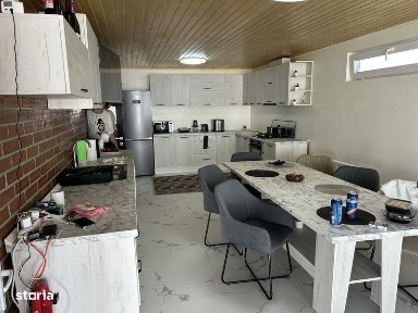 Casa de vanzare cu dependinte