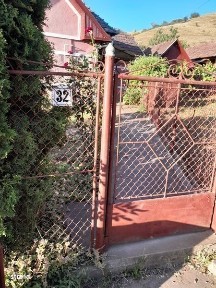 Casa de vanzare cu anexe si teren