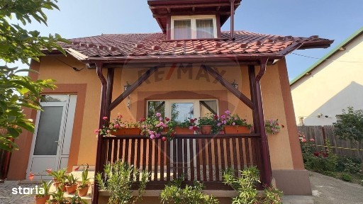 De vânzare 2 Corpuri de Casa si Teren 1388 mp in Geamăna, Bradu