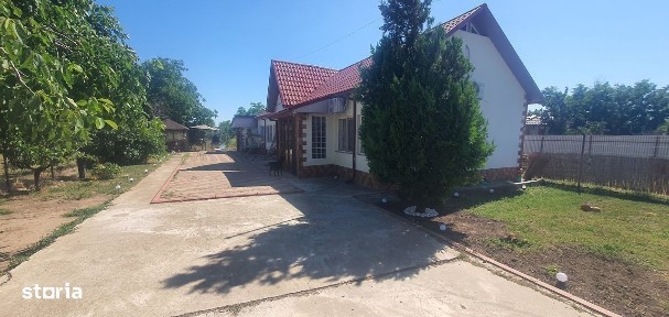 Vând casă cu 5 camere și mansardă cu balcon