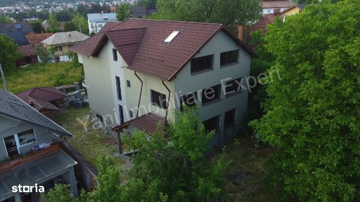 Casă de vânzare în Câmpulung, județ Argeș.