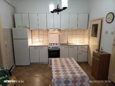 Apartament cu o camera, bucatarie, baie, beci, pod, boxa depozitare