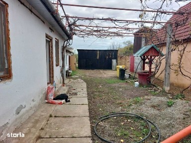 Casă cu 2 camere și teren de 1400 mp