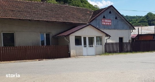 Casa din caramida si curte