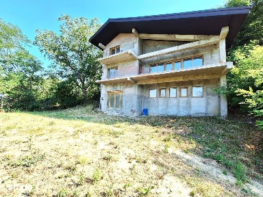 Casă / Vilă la gri aproape gata sa devina 