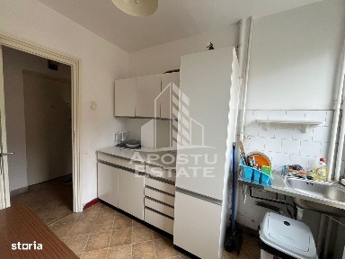 Apartament cu 3 camere, semidecomandat, etajul 2, zona Centrala