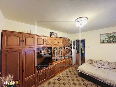 Apartament 3 camere, zona Cedonia, cu balcon, la cheie