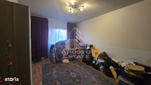 Apartament cu 3 camere, centrala proprie, etaj 3, zona Lipovei