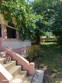 Casa Cosesti, strada principala, 60 mp, 3 camere, langa Mioveni