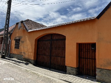 Casa de vânzare cu 3 camere și subsol Poplaca.