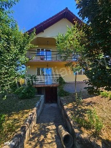 Casă de vânzare în Curtea de Argeș.