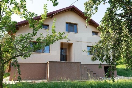 Oportunitate de Investitie in Runcu: Resedinta cu Vedere Panoramica