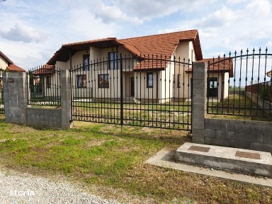 Vila Moderna si Terasa Spatioasa in Lazuri