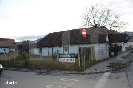 Teren intravilan, de vanzare, 680 mp cu casa demolabila, zona Simeria