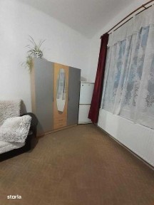 De inchiriat (sau vanzare) casa cu o camera - curte comuna