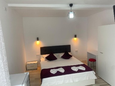 Închiriez garsonieră in vila bulevardul Mamaia lîngă Universitatea